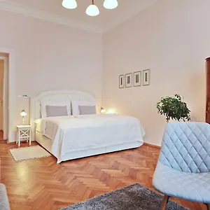 In The Heart Of Apartamento Praga